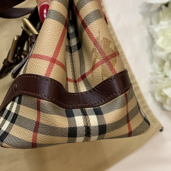 Almost Brand New Burberry bag - Picture 9 of 17